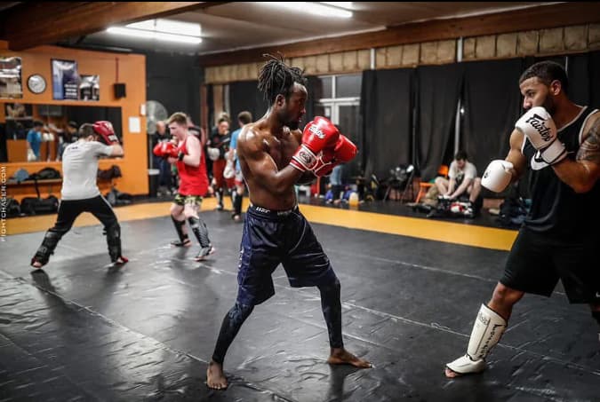 Lutador de MMA Alain Mbonerane; ele participa de campeonatos amadores do esporte (Foto: Divulgação / @alainserugo / Instagram)