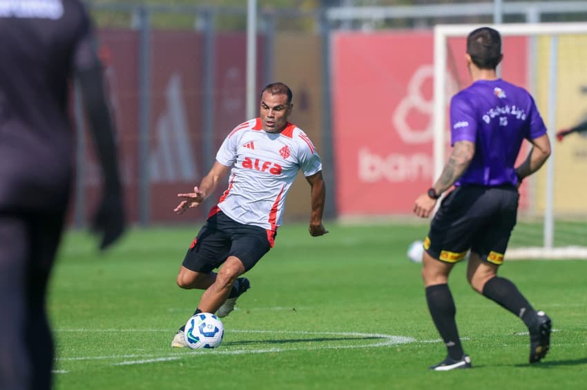Gabriel Mercado, zagueiro do Internacional, em jogo treino