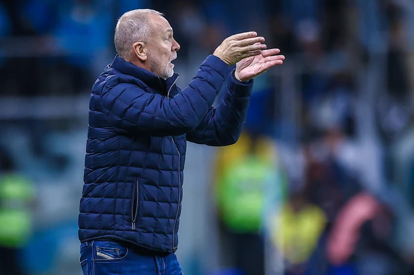 Mano Menezes orienta jogadores em jogo do Grêmio. (Foto: Lucas Uebel/Grêmio FBPA)