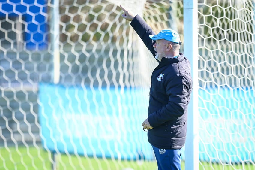 Mano Menezes em treinamento do Grêmio. (Foto: Lucas Uebel/Grêmio FBPA)