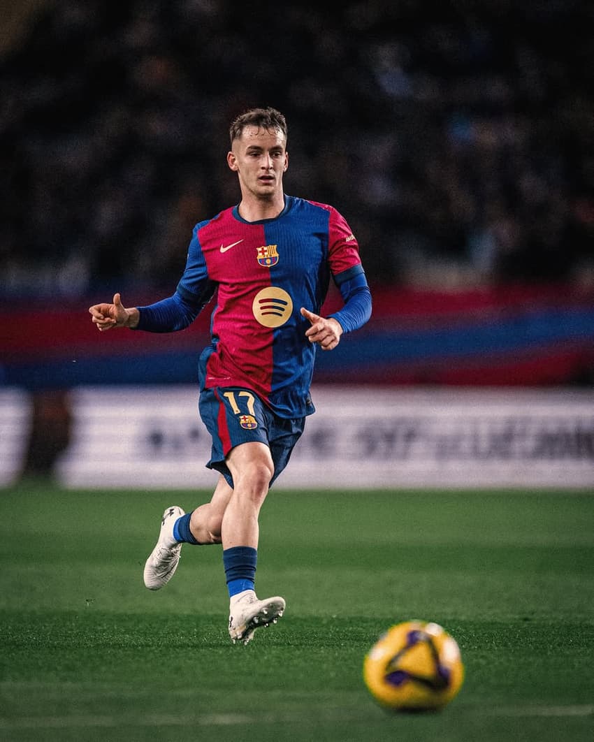 Marc Casadó em ação pelo Barcelona na temporada 2024/25 (Foto: Reprodução/Instagram) - mercado da bola
