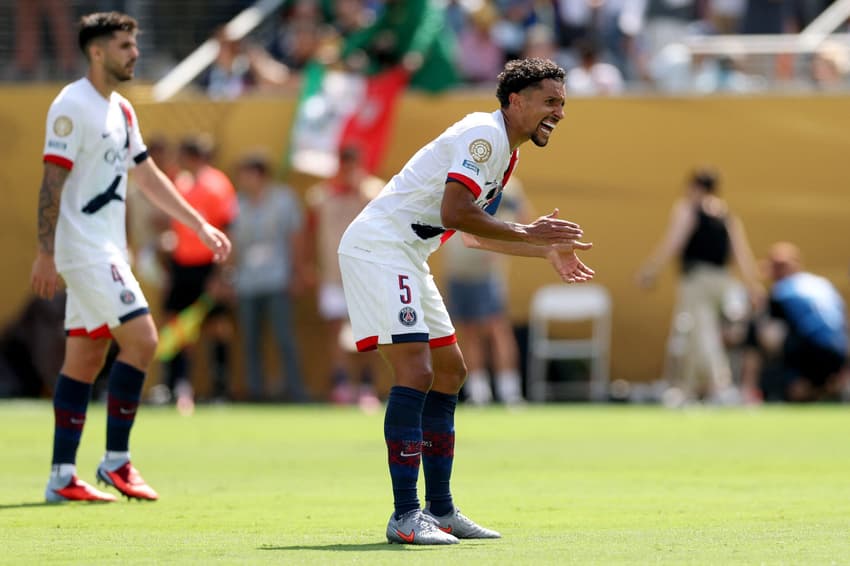 Marquinhos incentiva jogadores do PSG durante jogo contra o Chelsea, na final do Mundial de Clubes