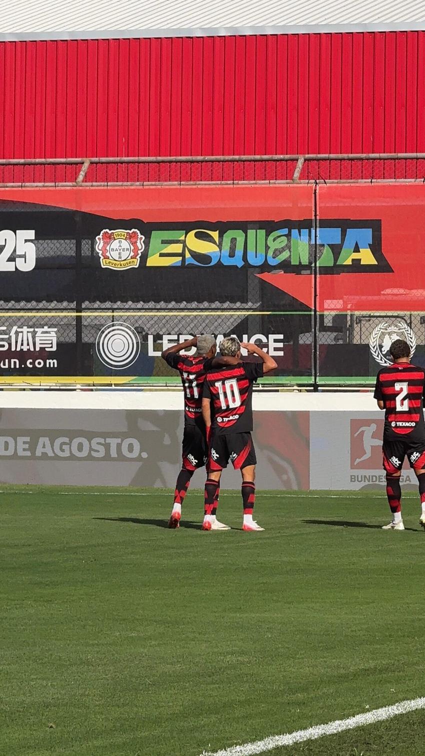 Matheus Gonçalves e Lorran comemorando gol do Flamengo contra o Bayer Leverkusen (Foto: Lucas Bayer/Lance!