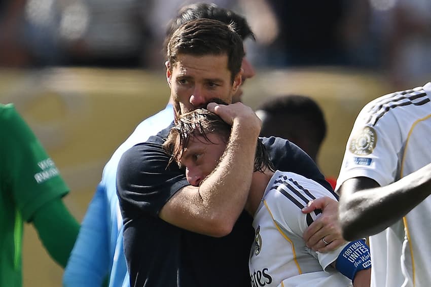 Modric é abraçado por Xabi Alonso após a derrota do Real Madrid para o PSG no Mundial de Clubes