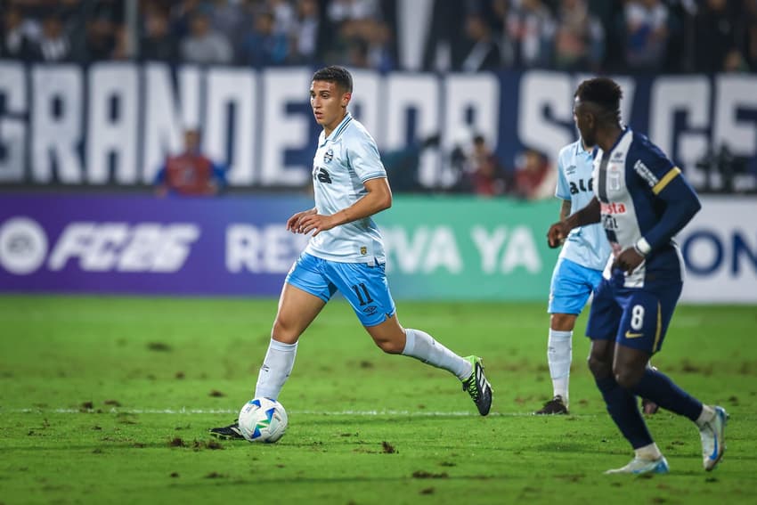 Monsalve com a bola na derrota do Grêmio para o Alianza Lima. (Foto: Lucas Uebel/Grêmio FBPA)