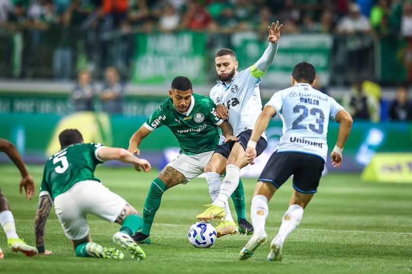 Disputa de bola na derrota do Grêmio para o Palmeiras. (Foto: Lucas Uebel/Grêmio FBPA)