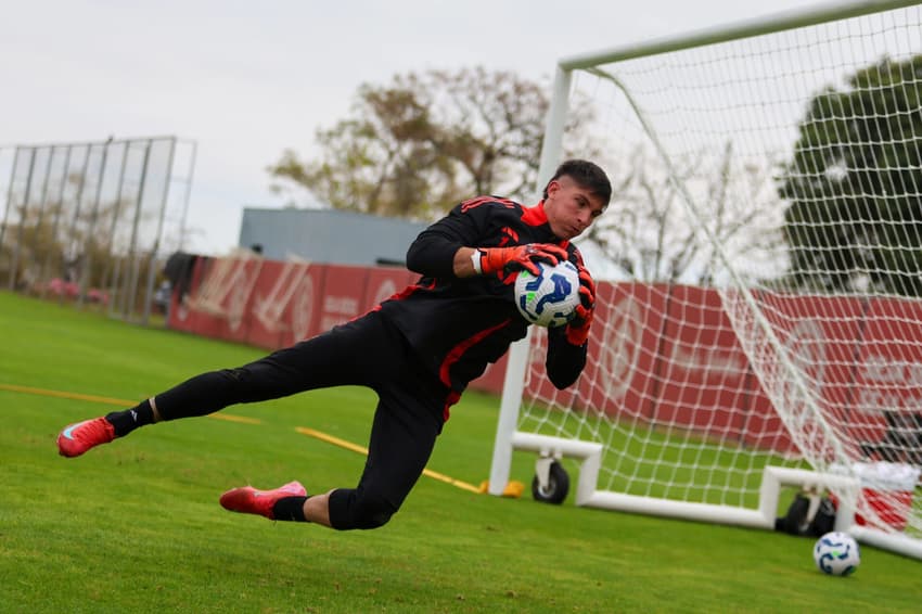 Sergio Rochet, goleiro do Internacional, em treino no CT Parque Gigante