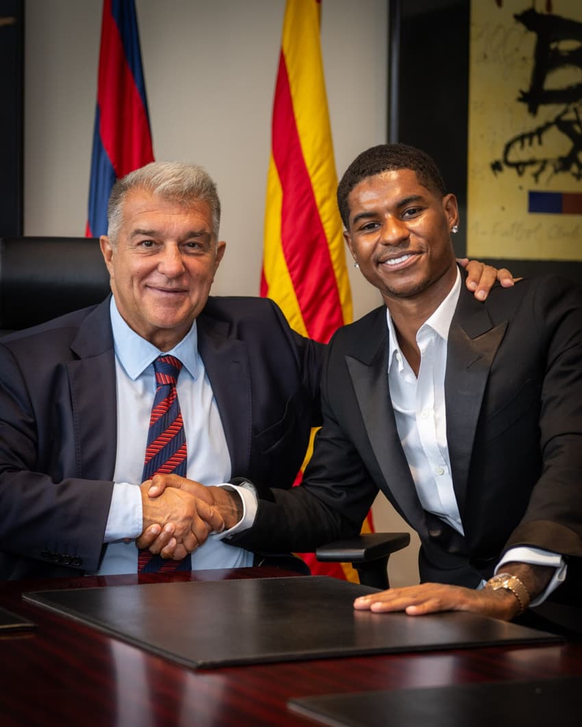 Rashford e Joan Laporta apertam as mãos na chegada do inglês no Barcelona