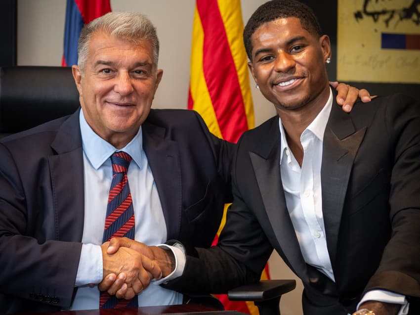 Rashford e Joan Laporta apertam as mãos na chegada do inglês no Barcelona