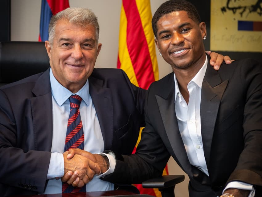 Rashford e Joan Laporta apertam as mãos na chegada do inglês no Barcelona
