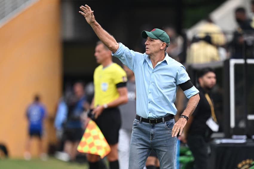 Renato Gaúcho à beira do campo do jogo entre Fluminense e Al-Hilal pelo Mundial de Clubes (Foto: Paul ELLIS / AFP)