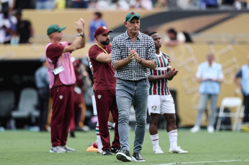 Renato Gaúcho aplaude torcida do Fluminense após derrota no Mundial de Clubes