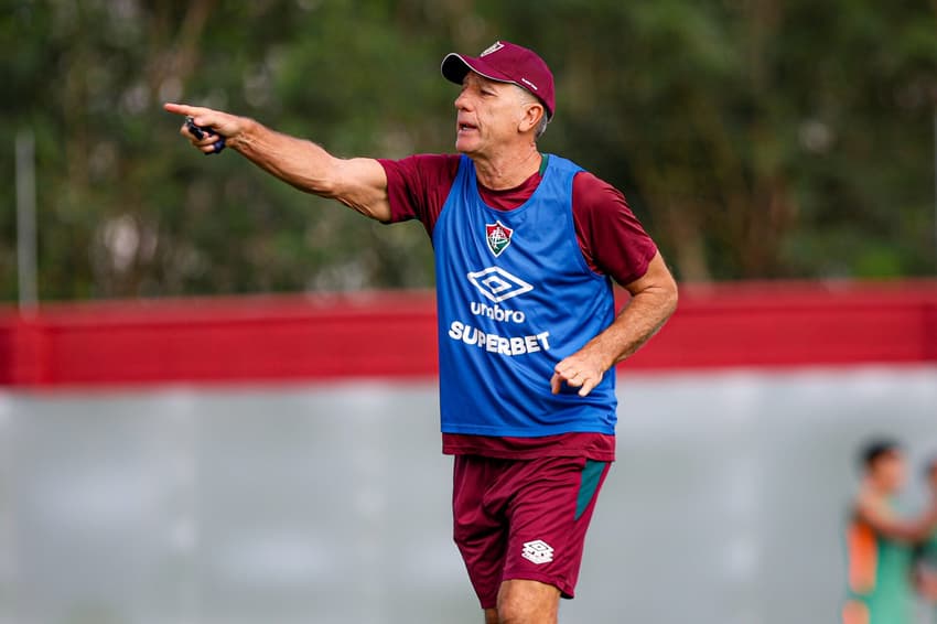 Renato Gaúcho orienta jogadores do Fluminense após a disputa do Mundial de Clubes