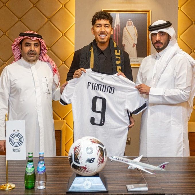 Roberto Firmino posa com camisa do Al Sadd, do Catar