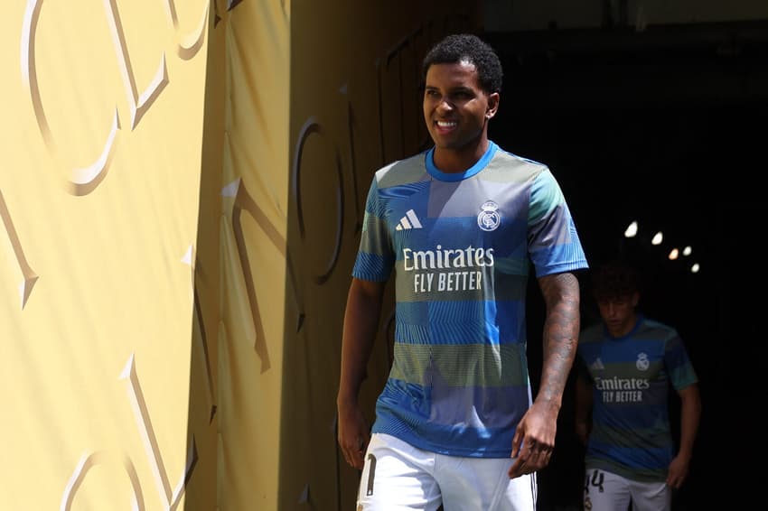 Rodrygo durante aquecimento do Real Madrid antes do jogo contra o PSG, no Mundial de Clubes