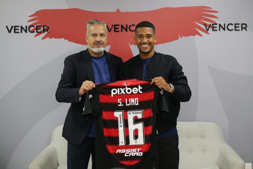 Samuel Lino ao lado de José Boto após deixar o Atlético de Madrid e assinar com o Flamengo