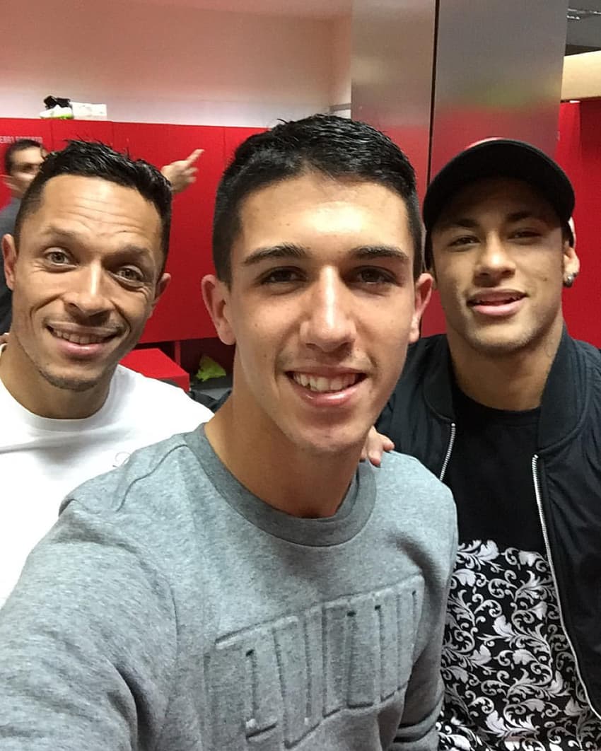 Cantalapiedra ao lado de lado de Neymar e Adriano (Foto: redes sociais)