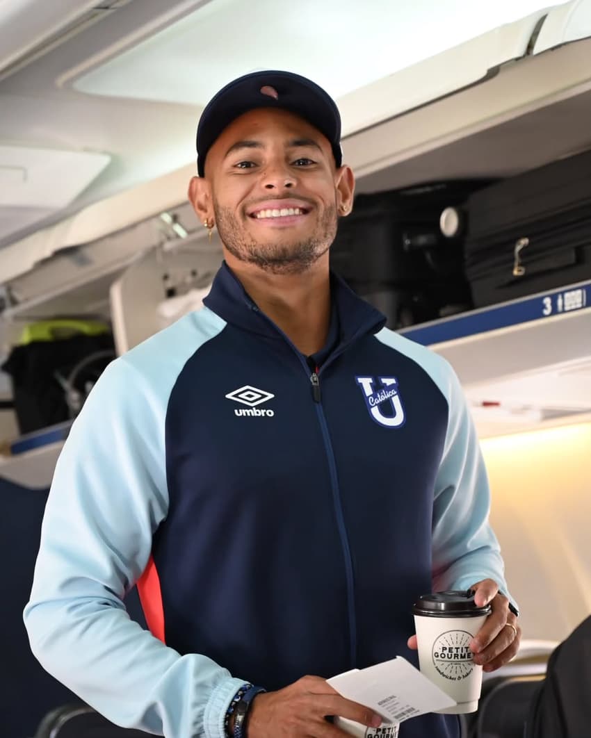 Ismael Díaz em viagem com o elenco (Foto: divulgação / Universidad Católica)