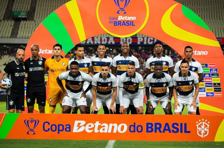 Time do Retrô antes da partida contra o Fortaleza (Foto: redes sociais)