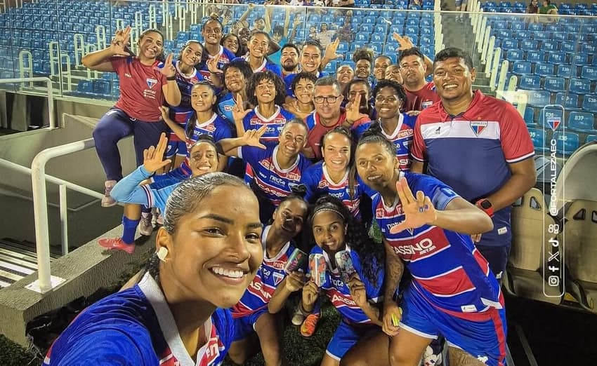 Jogadoras do Fortaleza e treinador comemoram vitória no Estádio Presidente Vargas. (Foto: Fortaleza EC/Divulgação)