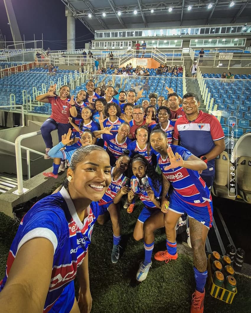 Jogadoras do Fortaleza e treinador comemoram vitória no Estádio Presidente Vargas. (Foto: Fortaleza EC/Divulgação)