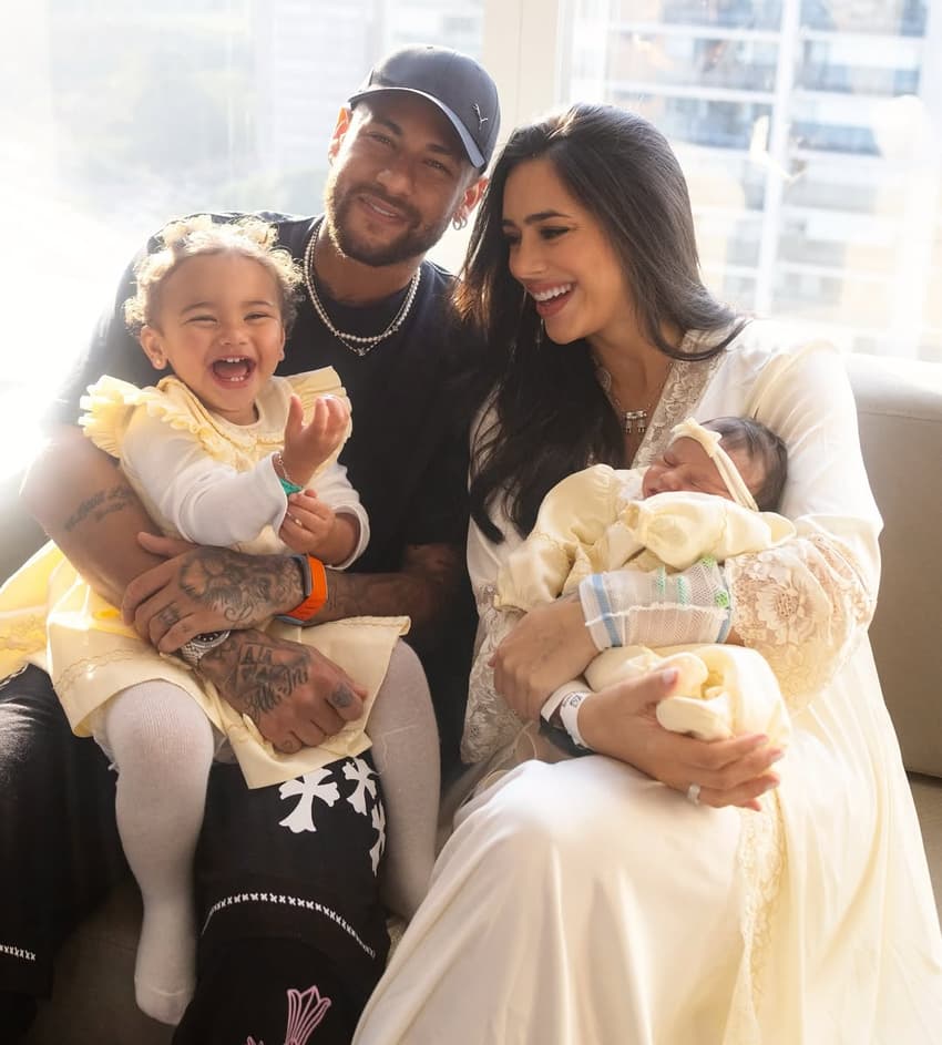 Neymar e Bruna Biancardi registram momento na maternidade com as filhas Mavie e Mel. (Foto: Divulgação/ Bruna Biancardi)