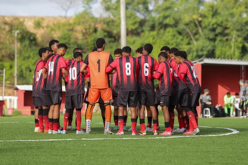 Jogadores do Vitória reunidos antes da partida contra o Goiás (Foto: Júnior Damasceno / EC Vitória)