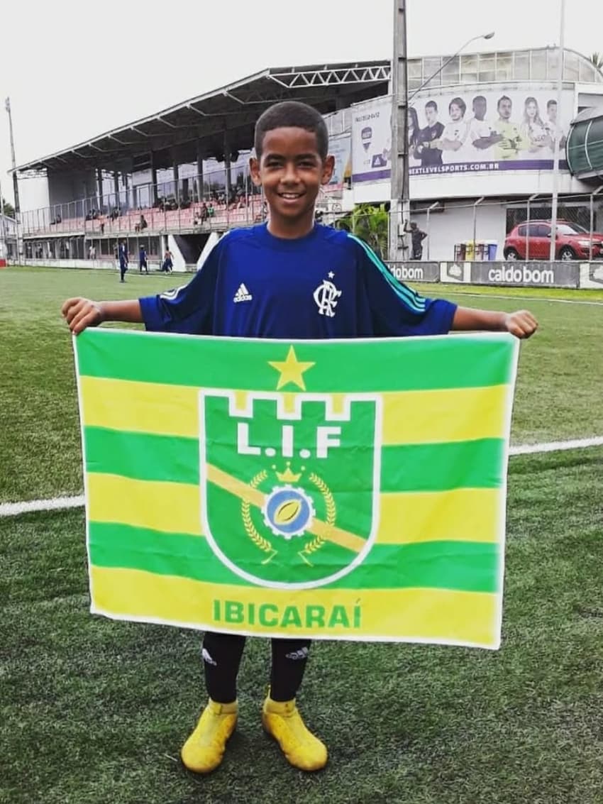Davi Fraga carrega bandeira de Ibicaraí em jogo do Flamengo (Foto: redes sociais)