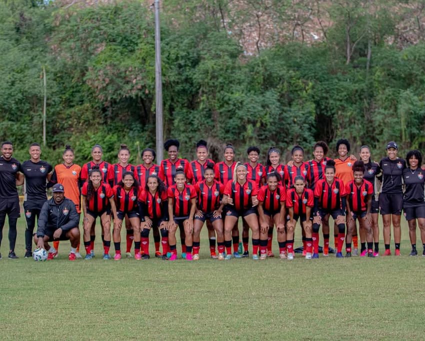 Jogadoras do time feminino posam para foto oficial (Foto: Karla Porto / EC Vitória)
