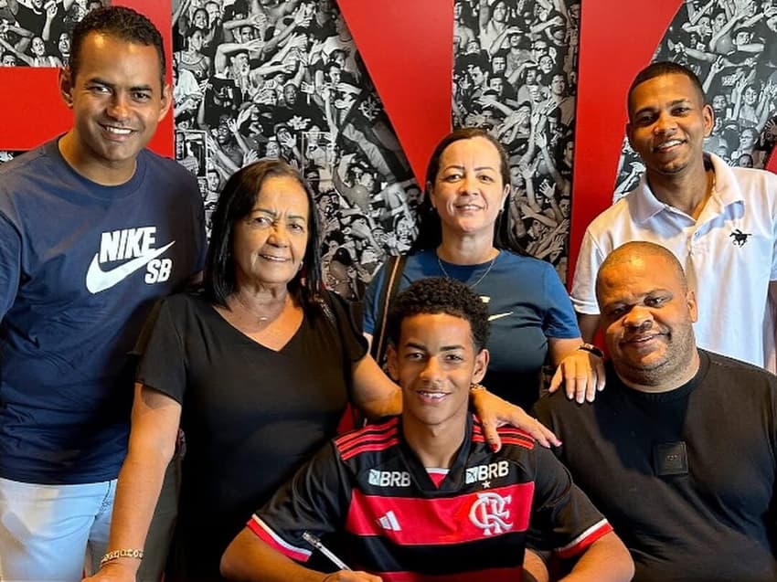 Davi Fraga assina contrato com o Flamengo (Foto: redes sociais)