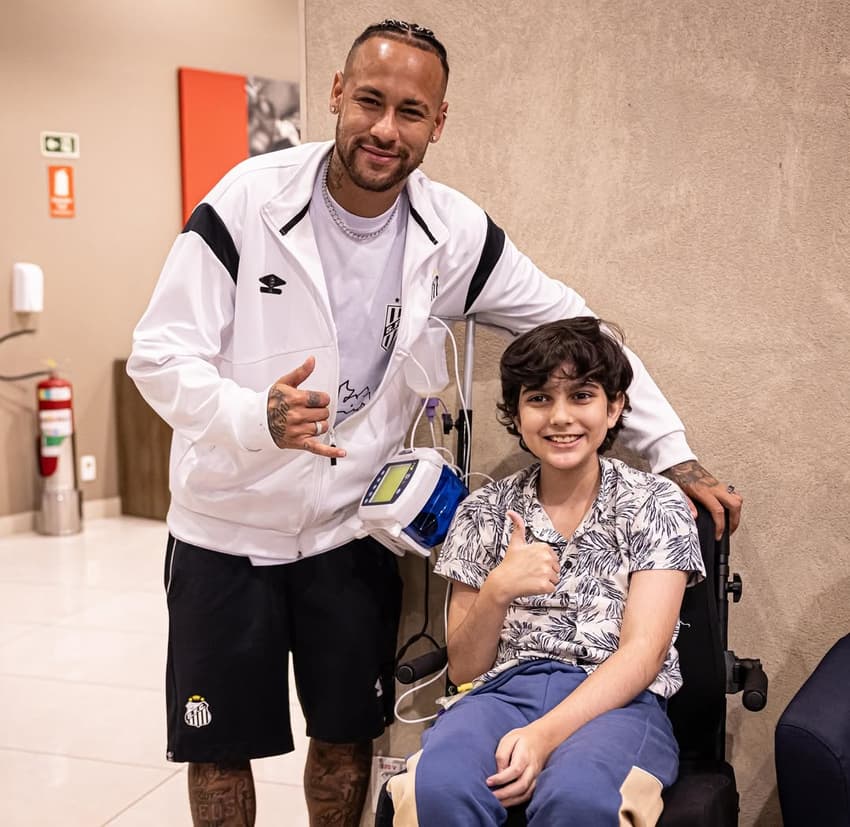 Neymar encontra Vicente, fã do jogador de apenas 10 anos que tem uma síndrome rara, na concentração do Santos no Espírito Santo. (Foto: Divulgação/ Santos)