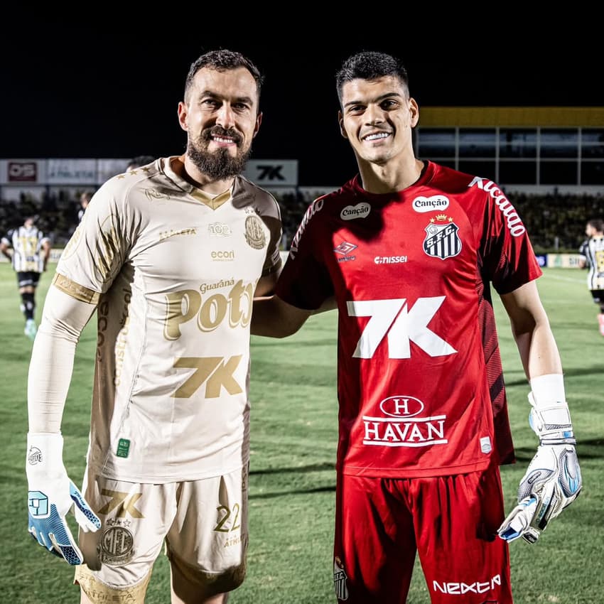 Walter e Gabriel Brazão foram os goleiros titulares de Mirassol e Santos, no duelo deste sábado (19). (Foto: Divulgação/ Santos FC)