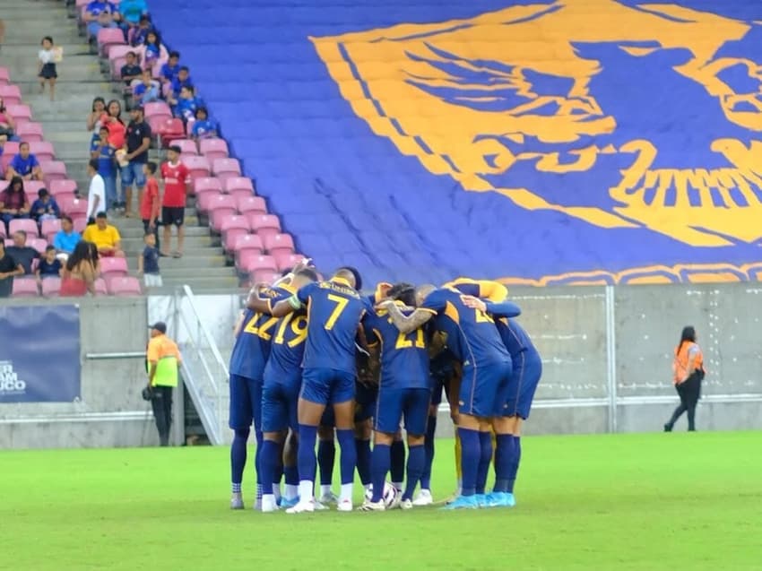 Jogadores do Retrô reunidos na Arena Pernambuco (Foto: redes sociais)