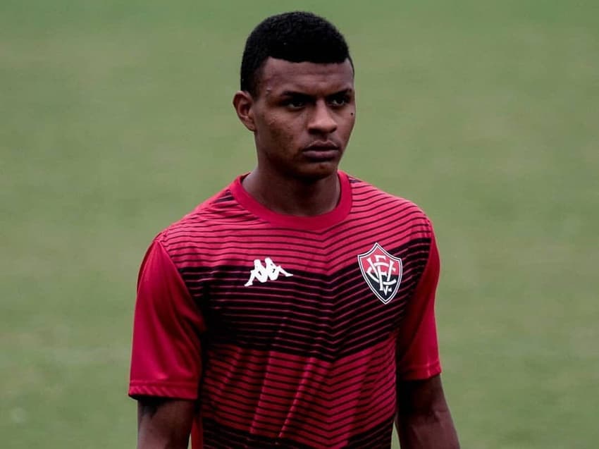 Negueba com a camisa do Vitória (Foto: redes sociais)