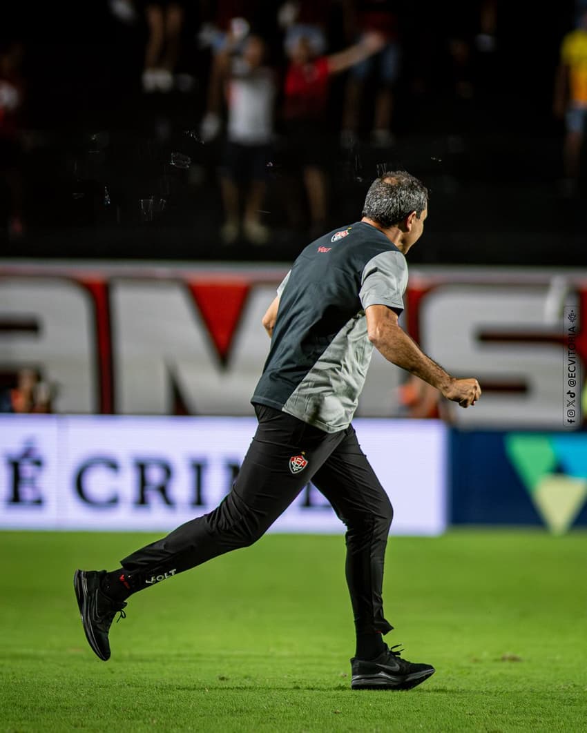Fábio Carille comemora vitória contra o Bragantino (Foto: Victor Ferreira / EC Vitória)