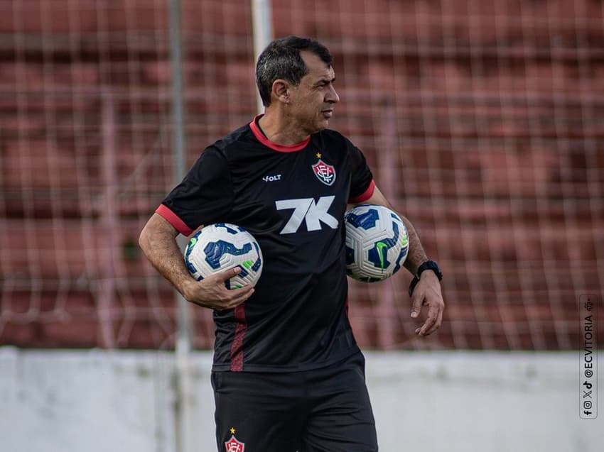 Fábio Carille comanda treino do Vitória (Foto: Victor Ferreira / EC Vitória)