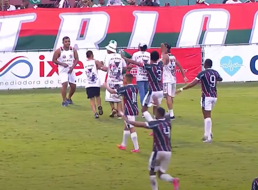 Torcida do Fluminense de Feira invade campo após apito final (Foto: reprodução / TVE)