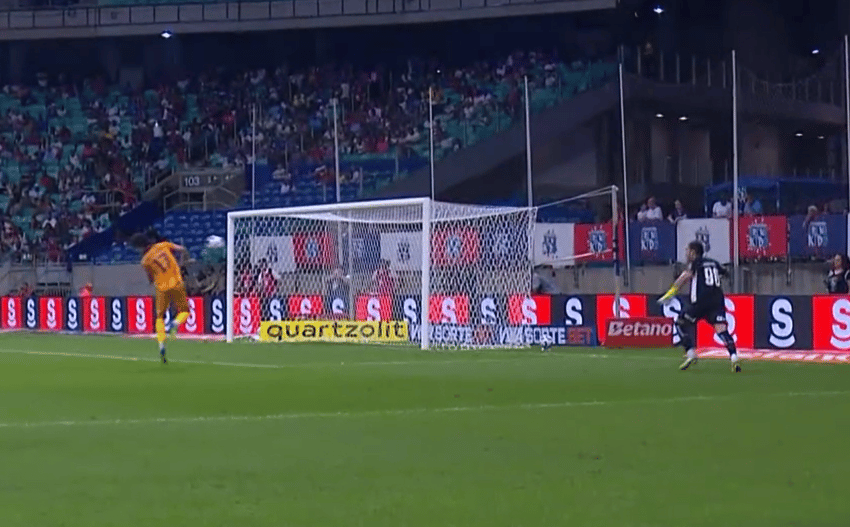 Falha bizarra de Ronaldo contra o Retrô (Foto: reprodução / Prime Video)