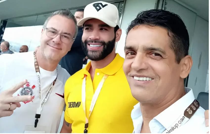 A partir da esquerda: Sérgio Moura (então diretor de Marketing do Corinthians), o cantor Gusttavo Lima e Marcelo Mariano, o Marcelinho (diretor administrativo na gestão de Augusto Melo) (Foto: Reprodução)