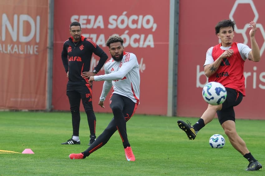 Wesley e Bernabei em treino do Internacional no CT Parque Gigante
