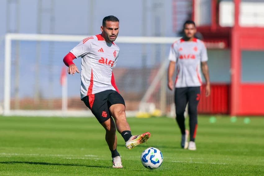 Thiago Maia, volante do Internacional, em treino no CT Parque Gigante