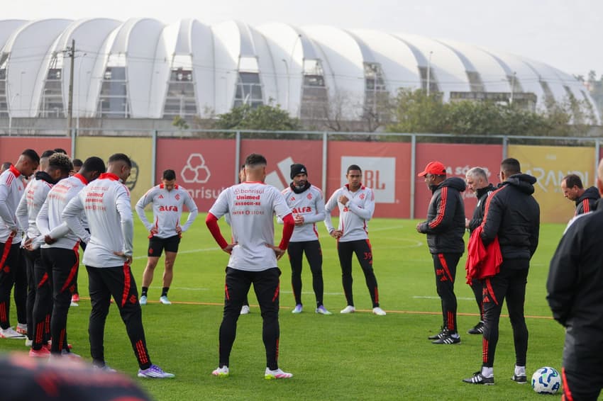 Roger Machado conversa com o grupo do Internacional
