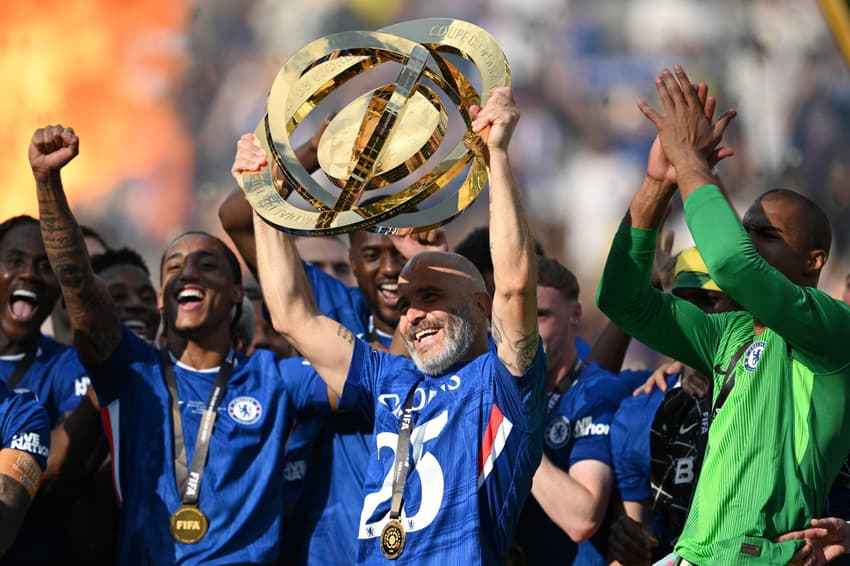 Técnico do Chelsea, Maresca ergue troféu de campeão do Mundial de Clubes