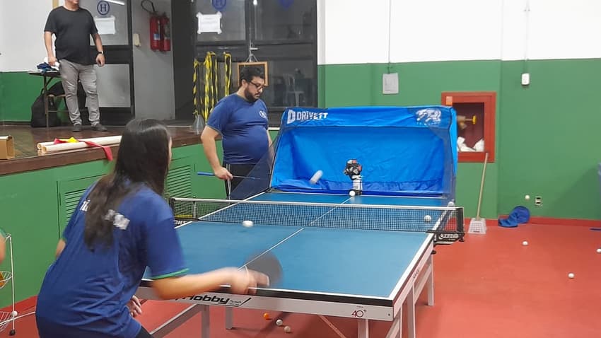 Robô auxilia no treinamento de tênis de mesa (Foto: Kauhan Fiaux / Lance!)