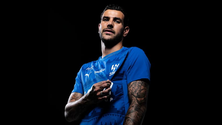 Theo Hernández foi anunciado pelo Al-Hilal (Foto: Divulgação/Al-Hilal)
