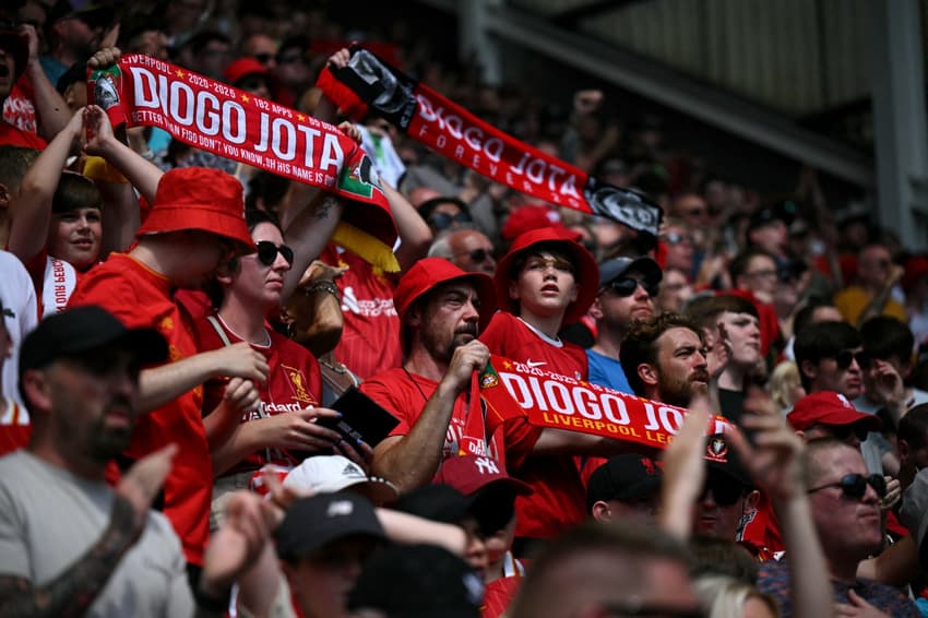 Torcedores do Liverpool homenageando Diogo Jota, no amistoso contra o Preston North End (Foto: Oli Scarff/AFP)