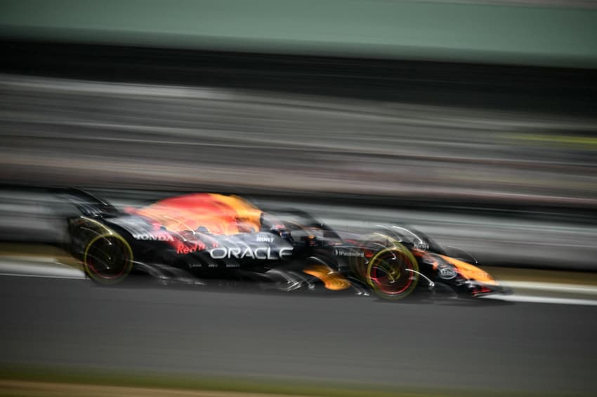 Max Verstappen na primeira sessão de treinos em Silverstone, para o GP da Inglaterra (foto: Ben STANSALL / AFP)