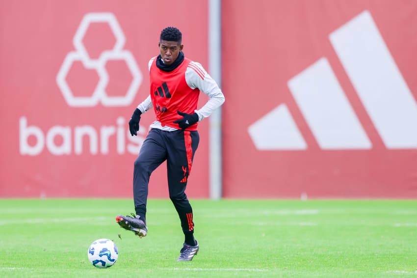 Vitão, zagueiro do Internacional, em treino no CT Parque Gigante