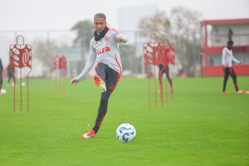 Vitinho, atacante do Internacional, volta aos treinos