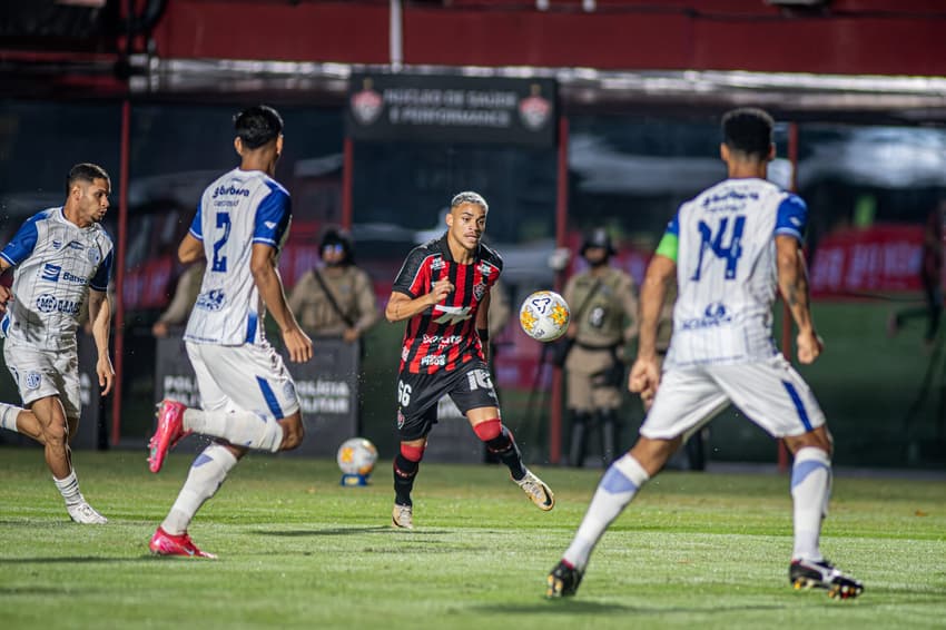 Maykon Jesus em ação contra o Confiança no Barradão (Foto: Victor Ferreira / EC Vitória)